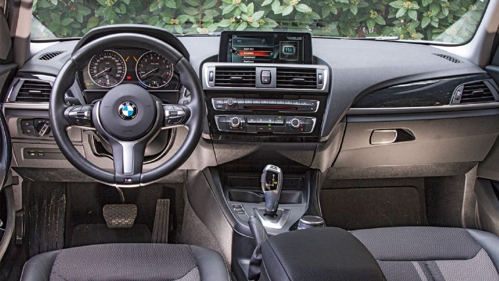 Ιδιαίτερα προσεγμένη ποιότητα κατασκευής και οδηγοκεντρική σχεδίαση για το ταμπλό της BMW 118i. 