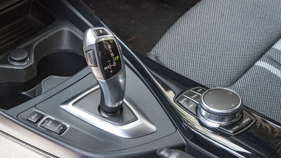 Η κεντρική κονσόλα της BMW σειρά 1 είναι στραμμένη προς τον οδηγό.