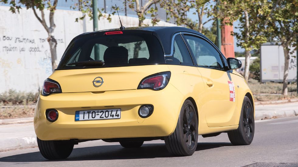 Το Opel ADAM με το χαρακτηριστικά το αυξημένο πλάτος και τα αντίστοιχα φαρδιά μετατρόχια εμφανίζεται ιδιαίτερα σταθερό στο δρόμο και ουδέτερο στις στροφές.