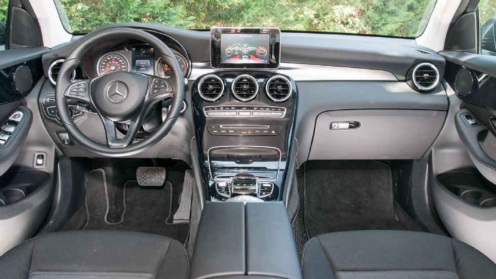 Εντυπωσιακό σε σχεδίαση και ποιότητα το ευρύχωρο και πρακτικό εσωτερικό της Mercedes GLC.