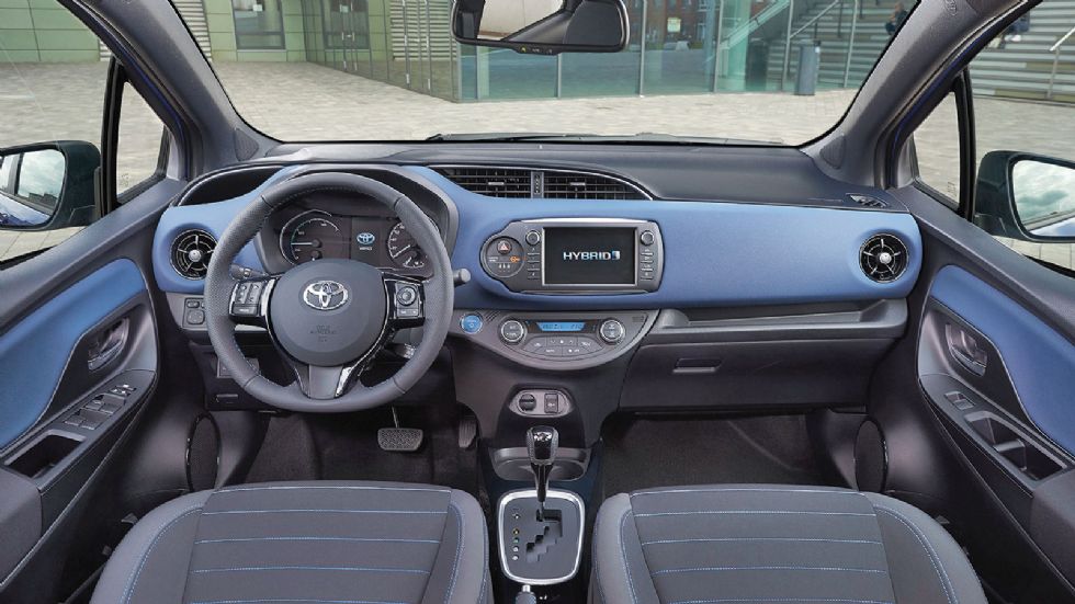 Το εσωτερικό του υβριδικού Toyota Yaris διαθέτει κυρίως διαφορετικό πίνακα οργάνων, όπου αντί στροφόμετρου υπάρχει ειδικό όργανο για την ένδειξη της ενέργειας που καταναλώνεται. Η επιλογή για χρώμα στ