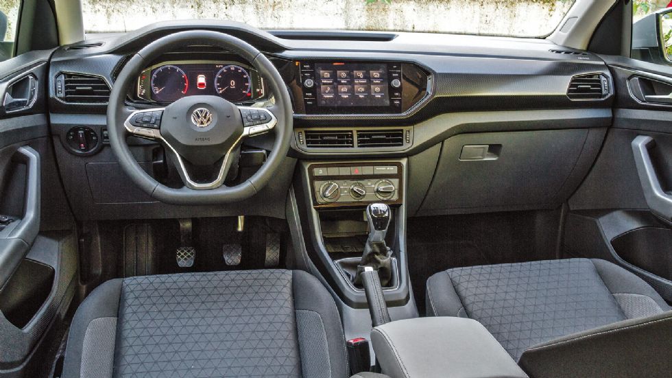 Η ποιότητα στην καμπίνα του VW T-Cross είναι προσεγμένη, τριγμός δε θα ακουστεί, ωστόσο ότι ακουμπήσει το χέρι είναι «θεόσκληρο».