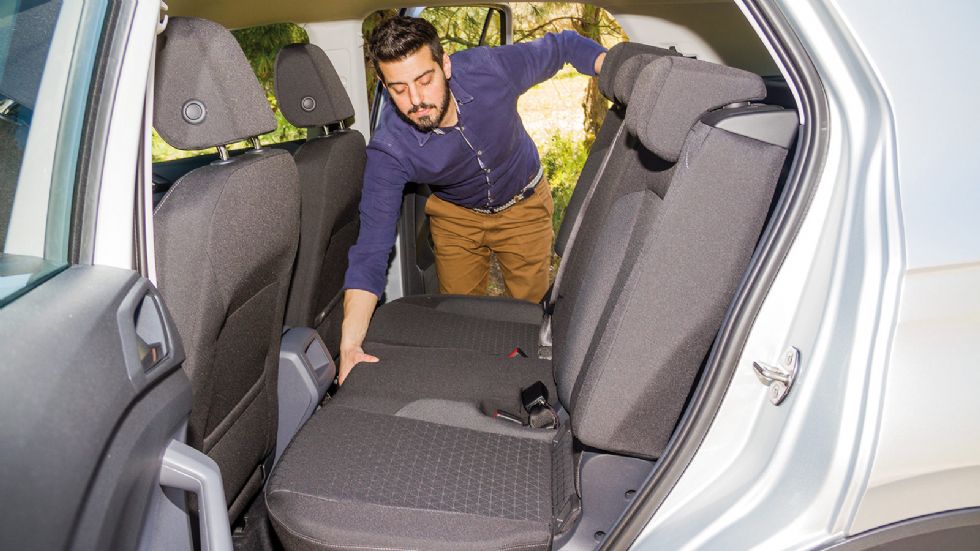 Το VW T-Cross έχει μπόλικο χώρο για τα γόνατα των πίσω, ενώ το συρόμενο κάθισμα απογειώνει την πρακτικότητα.