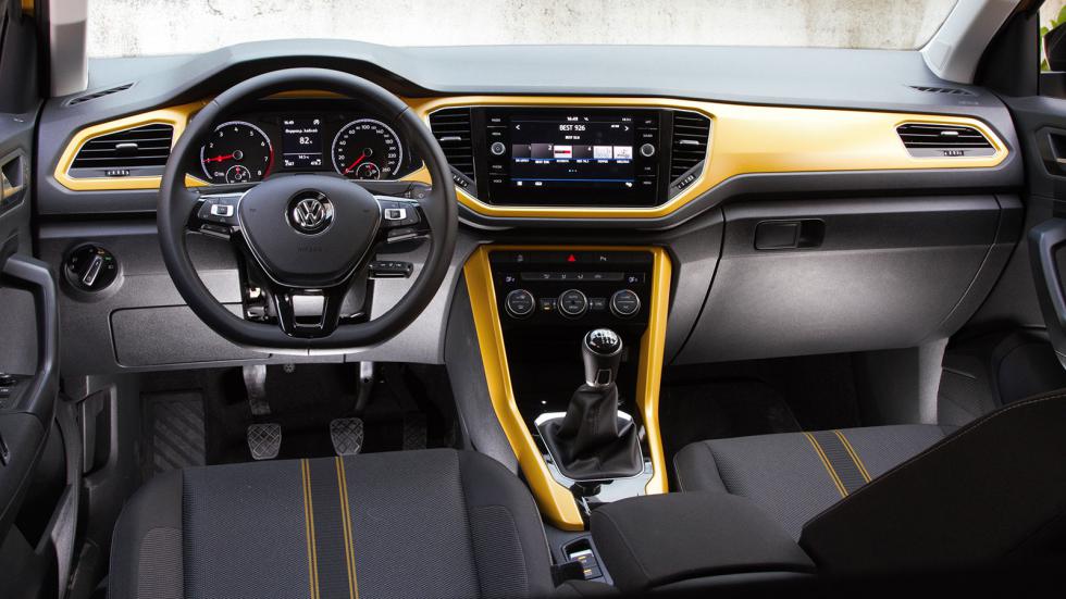 Το εσωτερικό τoυ VW T-Roc παρουσιάζει όμορφο και σύγχρονο διάκοσμο από τη βασική του έκδοση ενώ η σχεδίαση δέχεται μεγάλες πινελιές εξατομίκευσης.