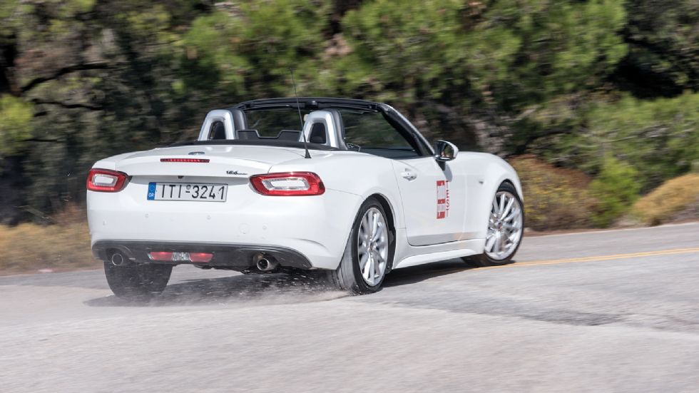 Η πίσω κίνηση του Fiat 124 Spider θα χαρίσει χαμόγελα στον ενθουσιώδη οδηγό. Μέχρι σε ένα σημείο όμως γιατί η απουσία μπλοκέ διαφορικού δεν βοηθά στην γλιστερή άσφαλτο.	