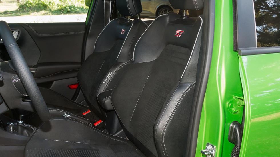 Τα θερμαινόμενα bucket της Recaro με το ανάγλυφο λογότυπο στην πλάτη, αγκαλιάζουν ιδανικά το σώμα, προφέροντας εξαιρετική πλευρική στήριξη. 