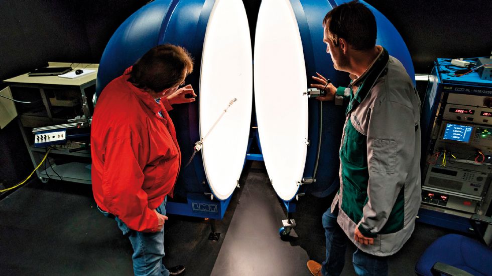 Μεγάλη συσκευή: η σφαίρα τύπου Ούλμπριχτ συγκεντρώνει όλο το φως μέσω αντανακλάσεων και έτσι ορίζει με ακρίβεια τη ροή του φωτός σε κάθε περίπτωση. 
