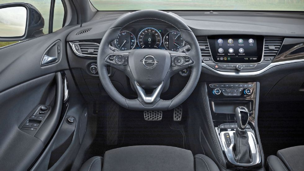 Oι αισθητικές αλλαγές χαρίζουν στο ανανεωμένο Opel Astra ένα πιο σύγχρονο προφίλ, διατηρεί ωστόσο τον «σοβαρό» του χαρακτήρα.