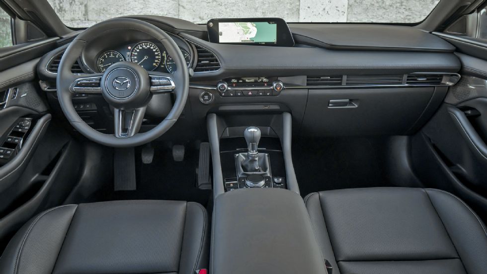 Το εσωτερικό του Mazda3 προβάλλει σπορ χαρακτήρα και υψηλή ποιότητα, ενώ αν και διαθέτει σύγχρονα στοιχεία δεν ξεχωρίζει γιΆαυτά. 