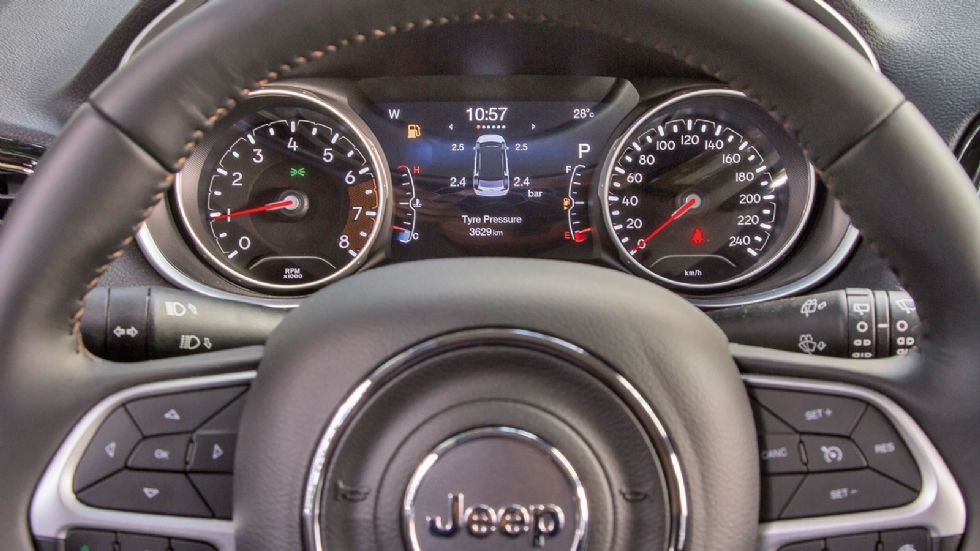 Αναλογικός είναι ο πίνακας οργάνων του νέου Jeep Compass με την οθόνη των ενδείξεων να βρίσκεται ανάμεσα σε στροφόμετρο και ταχύμετρο.