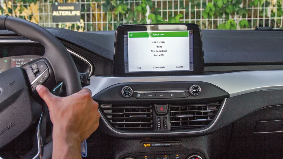 Στα θετικά του SYNC 3 της Ford είναι η δυνατότητα χρήσης αρκετών λειτουργιών με τη φωνή, η οποία ενεργοποιείται από ένα μπουτόν στο τιμόνι. 