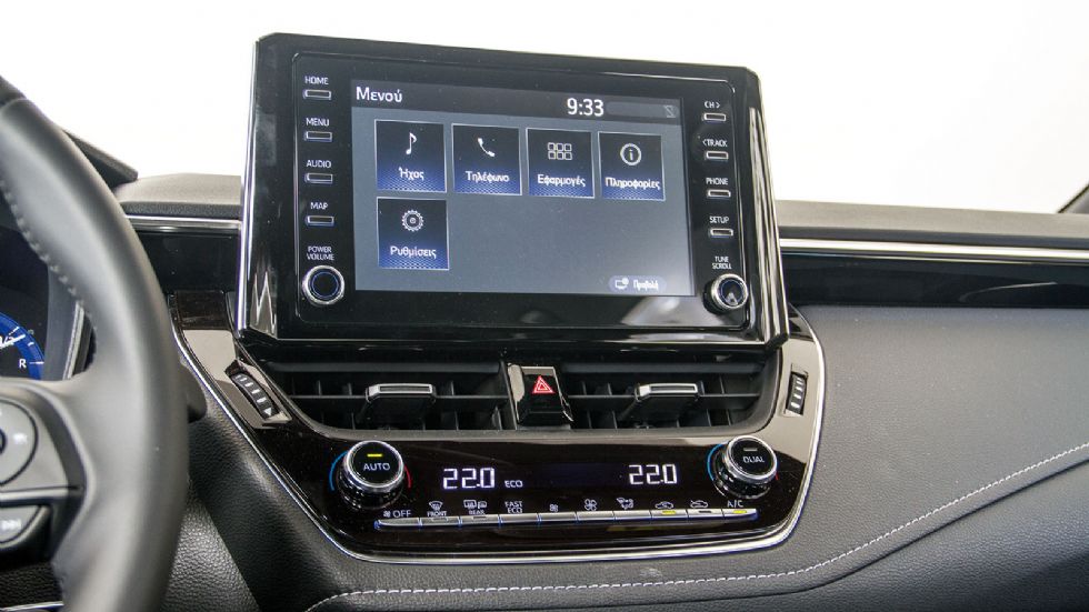 Το Toyota Touch συνδυάζει μια οθόνη αφής 8 ιντσών, με μεγάλα και ευκρινή εικονίδια η οποία περιμετρικά διαθέτει κανονικά μπουτόν για τις κύριες λειτουργίες. 