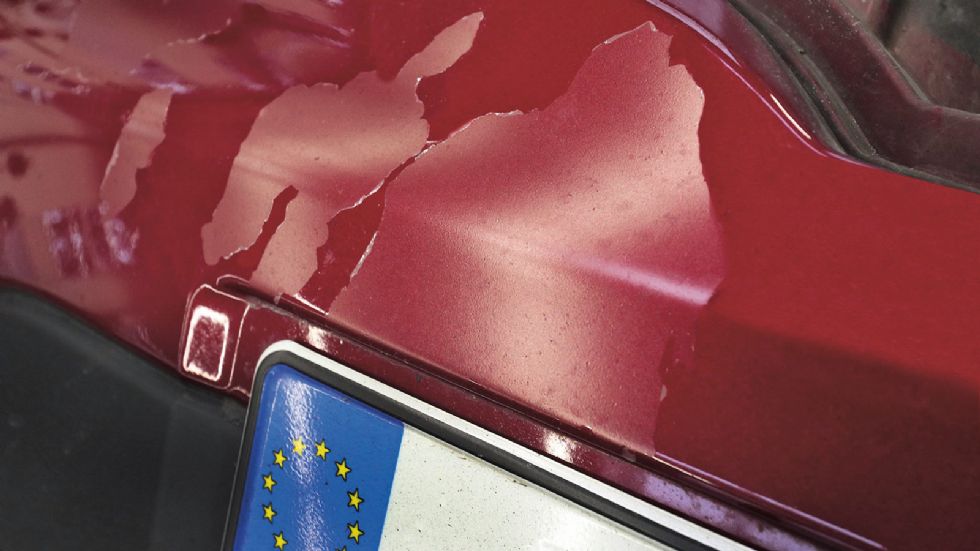 Στον εμπρός προφυλακτήρα η στρώση της γυαλιστικής βαφής χάνει σταδιακά μεγάλα τμήματα της. Αιτία είναι τα χτυπήματα από πετραδάκια αλλά και η ανεπαρκής κόλληση. 