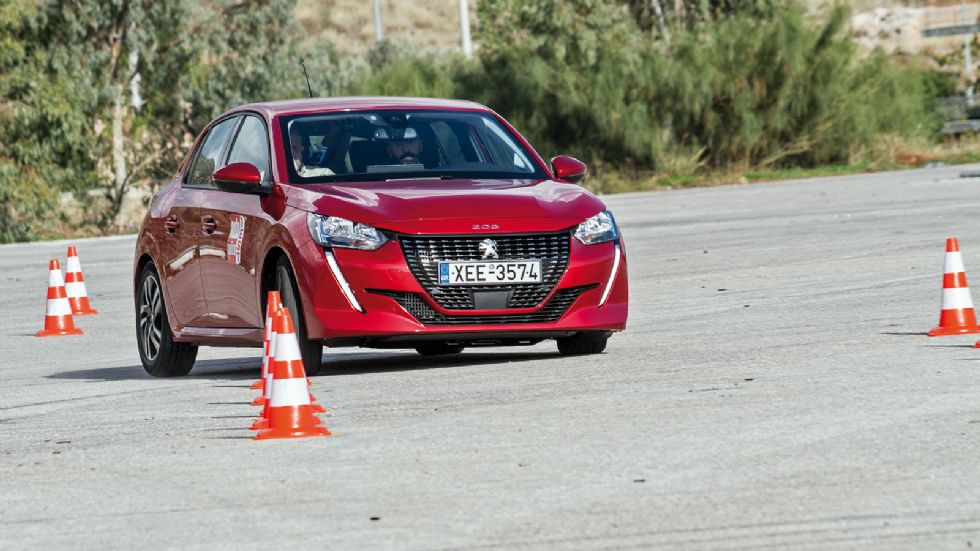 To νέο Peugeot 208 από την πρώτη αλλαγή κατεύθυνσης της επιτυχημένης προσπάθειάς του, έδειξε πολύ σταθερό και ακριβές μέσω του συστήματος διεύθυνσης.