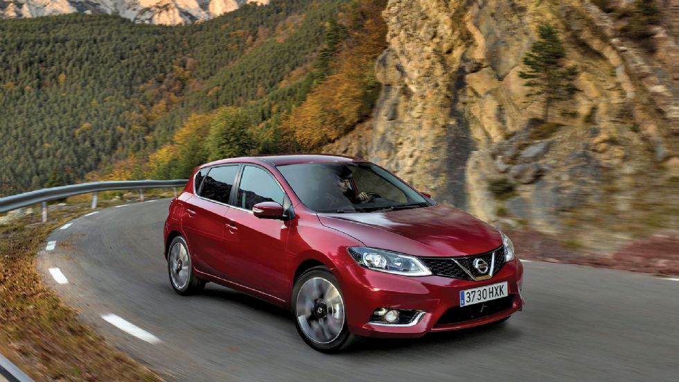 Το Nissan Pulsar εκμεταλλεύεται στο μέγιστο το μεγαλύτερο στην κατηγορία του μεταξόνιο, κάτι που φαίνεται στους χώρους επιβατών και αποσκευών.