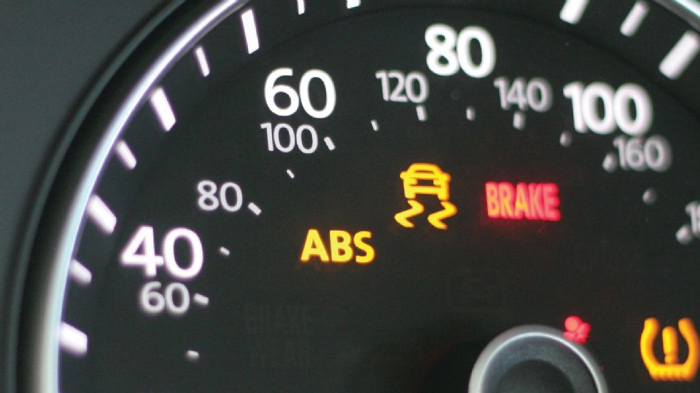 Το ABS μειώνει την απόσταση φρεναρίσματος και επιτρέπει στον οδηγό να κατευθύνει το αυτοκίνητο εκεί που θέλει και άρα να αποφύγει τυχόν εμπόδιο.