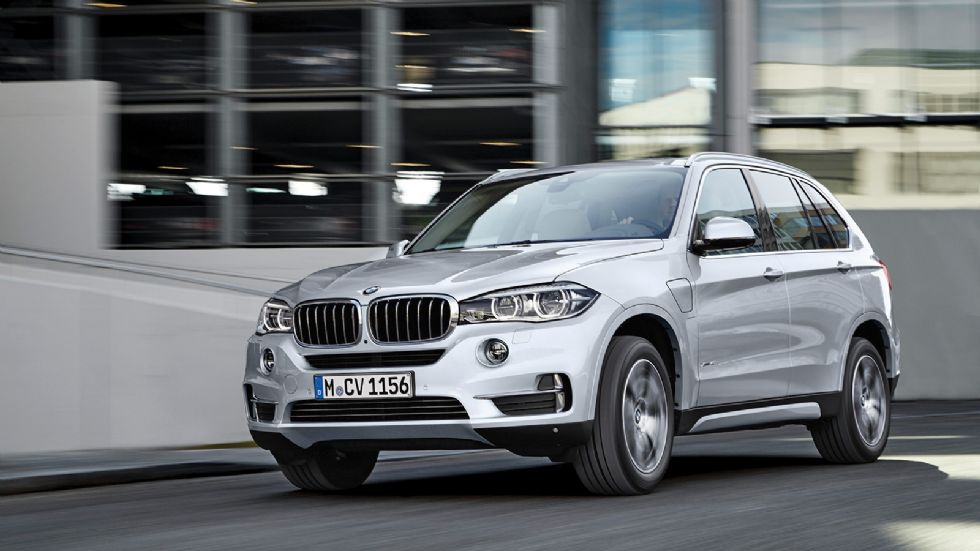 BMW X5 - Η X5 xDrive40e έχει συνδυαστική ιπποδύναμη 313 άλογακαι κάνει το 0-100 χλμ./ώρα σε 6,8 δλ. Αμιγώς ηλεκτρικά μπορεί να κινηθεί και 40 περίπου χιλιόμετρα και ταχύτητα μέχρι τα 120 λμ./ώρα.