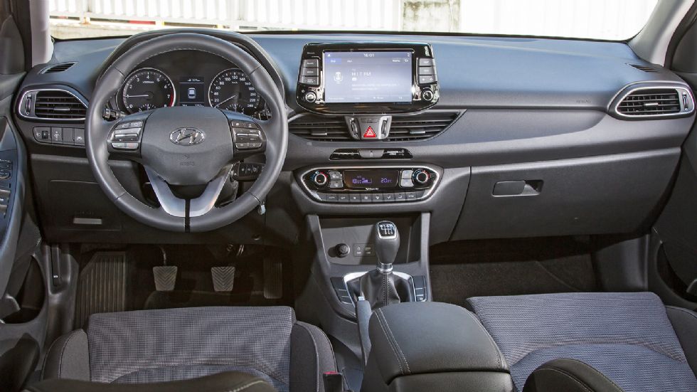 Το Hyundai i30 είναι ευχάριστο, μοντέρνο και στιβαρό στο εσωτερικό του, δίνοντας έμφαση στη συνδεσιμότητα των συσκευών.