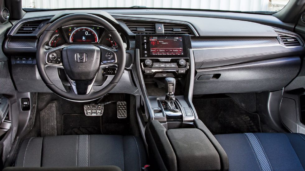 Το εσωτερικό του νέου Honda Civic ξεχωρίζει για την σύγχρονη και όμορφη εικόνα του αλλά και την ποιότητα κατασκευής του που βρίσκεται σε πολύ καλά επίπεδα.