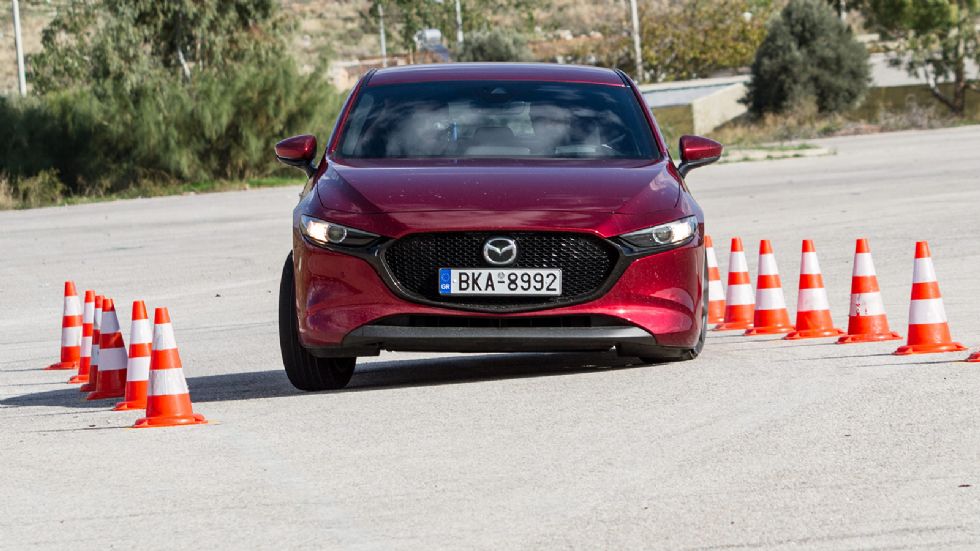 Το Mazda 3 είχε την ίδια συμπεριφορά σε όλες του τις προσπάθειες, με την ανάρτηση να πιέζεται αρκετά, αλλά να μην προκαλεί μεταφορές φορτίου.