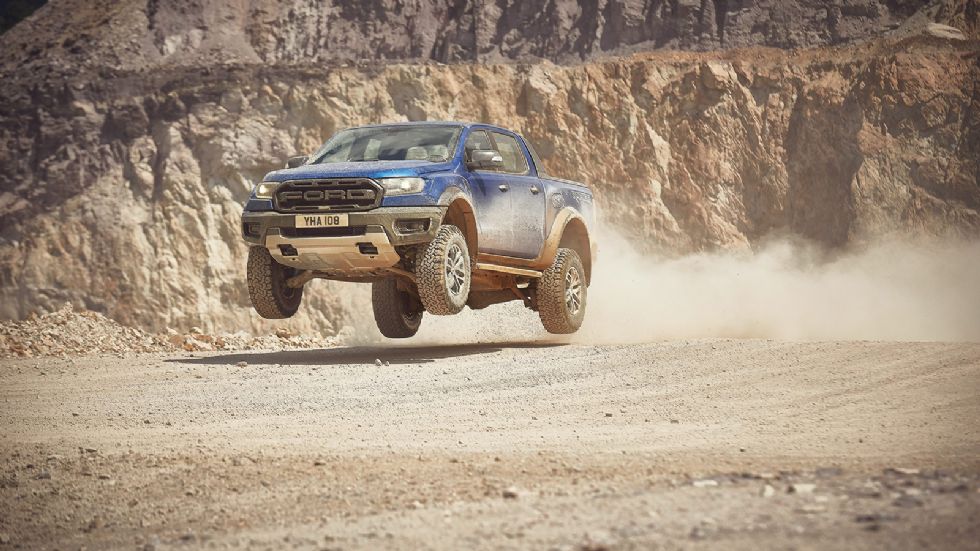 To Ranger Raptor λατρεύει να δείχνει τις εκτός δρόμου απεριόριστες δυνατότητές του. Σύμμαχός του η αγωνιστική ανάρτηση της Fox. 