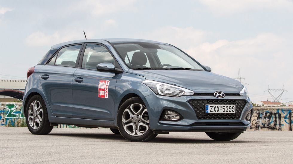 Ο χώρος αποσκευών του Hyundai i20 διαθέτει ρυθμιζόμενο σε 2 επίπεδα πάτωμα. Η μέτρησή μας έγινε στο χαμηλότερο επίπεδο.  