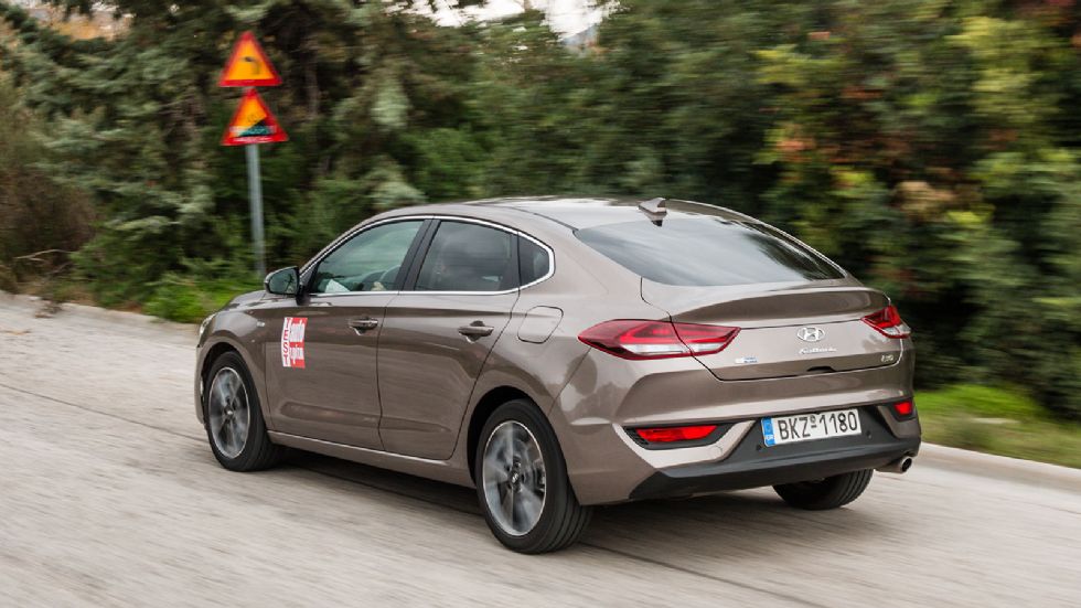 Το i30 Fastback παρουσιάζει στιβαρό πάτημα και καλή οδηγική αίσθηση, με την σχετικά σφιχτή ανάρτησή του να μην επηρεάζει την άνεση των επιβατών του.