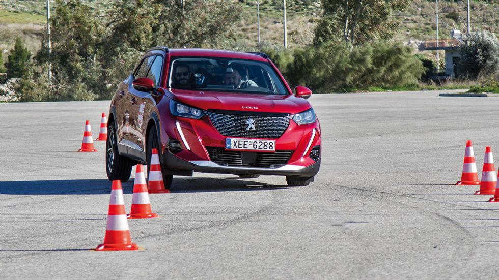 Σταθερό και ακριβές στον χειρισμό του ήταν το νέο Peugeot 2008 στα 75 χλμ./ώρα, σε όλη τη διάρκεια του διαδρόμου του τεστ αποφυγής κινδύνου.