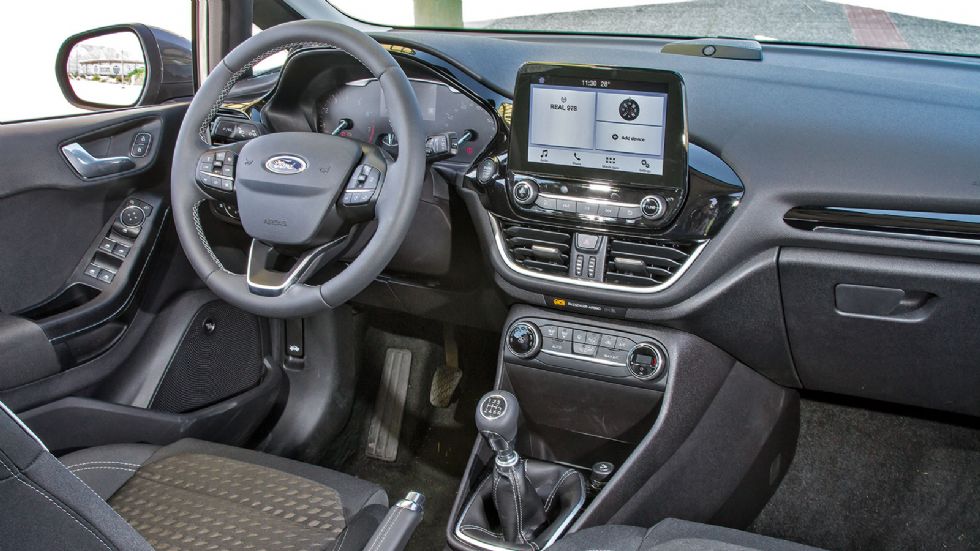 Μοντέρνο, ποιοτικό και εργονομικό το εσωτερικό του Ford Fiesta. Ξεχωρίζει η στάνταρ στην έκδοση Business οθόνη των 8 ιντσών, η οποία δείχνει να αιωρείται στη μέση της κεντρικής κονσόλας.