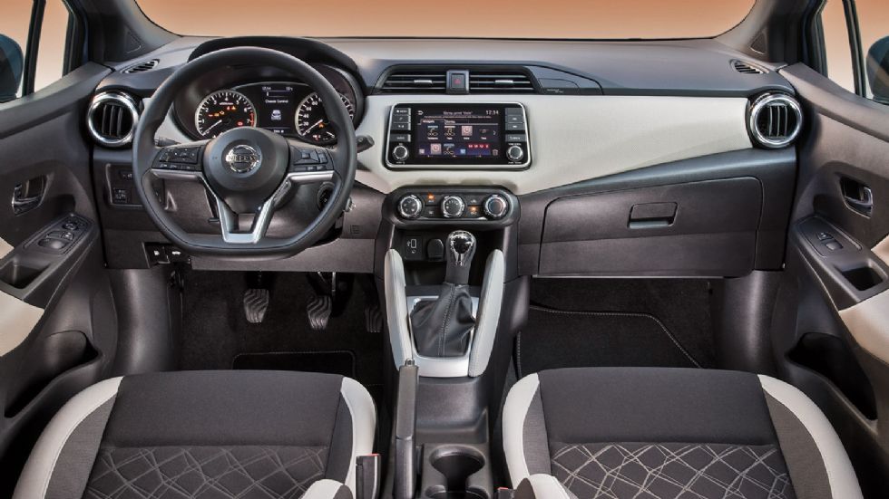 Στο  εσωτερικό του Nissan Micra αισθητή γίνεται η ποιότητα της κατασκευής χάρη στην εκτεταμένη χρήση μαλακών υλικών και τη γερή συναρμογή. Δεν υπάρχει οθόνη αφής στη βασική έκδοση, ωστόσο στάνταρ είνα