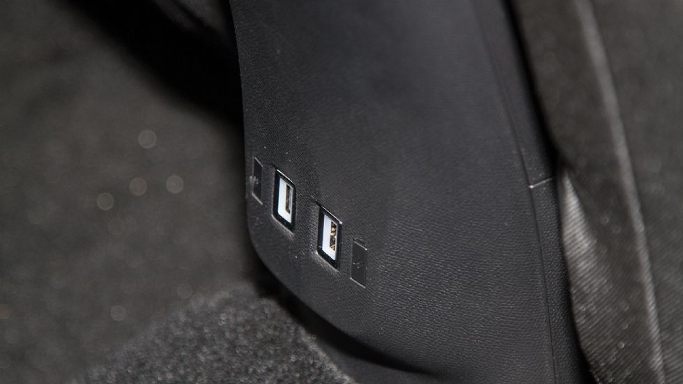 Το Opel Corsa μαζί με το Peugeot προσφέρουν θύρες USB για τους πίσω επιβάτες κάτι το οποίο θα εκτιμηθεί ιδιαίτερα από όσους θέλουν να έχουν μόνιμη παροχή ρεύματος.