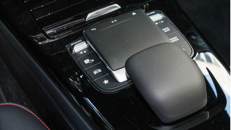 Οι plug-in εκδόσεις της Mercedes διαθέτουν έξι
διαφορετικά προγράμματα οδήγησης: Individual,
Sport, Comfort, Electric, Battery Level, ECO. Η επιλογή γίνεται γρήγορα μέσω του touchpad στην κονσόλα.