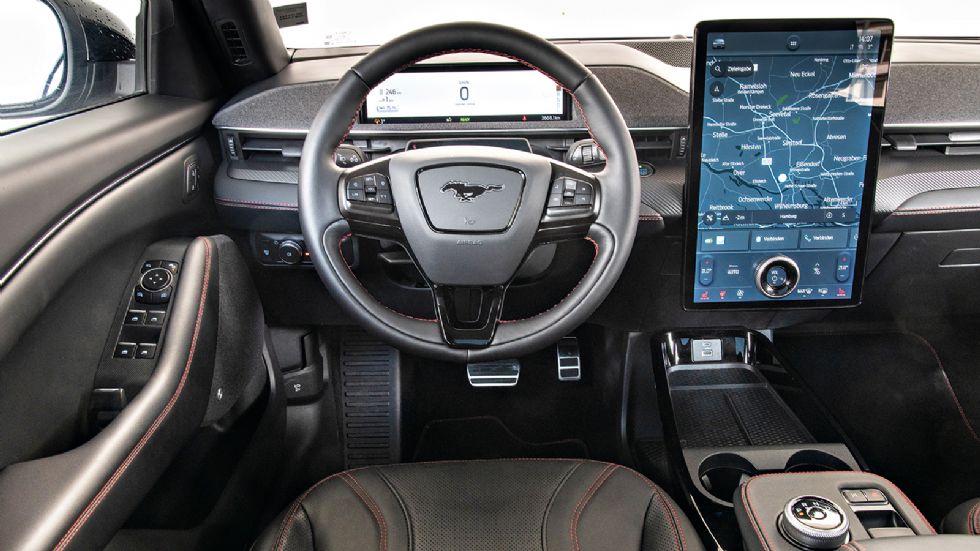 Η Mustang Mach-E ακολουθεί τα αμερικανικά ήθη και μάλιστα φαίνεται να έχει πάρει ιδέες από την Tesla.