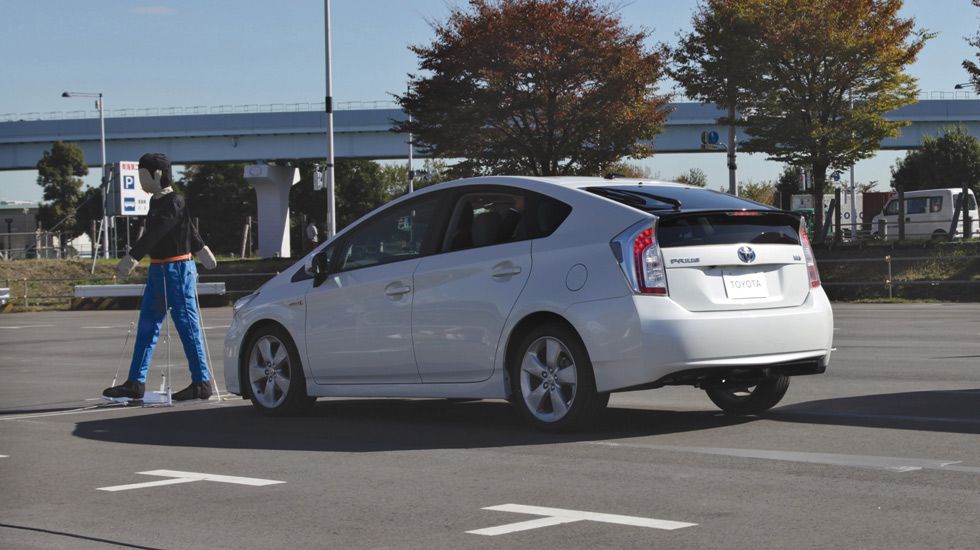 Το σύστημα Pre-Collision της Toyota ανιχνεύει αν μπροστά βρίσκεται πεζός ή όχημα και επιβραδύνει αυτόματα το όχημα.