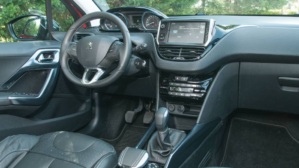 Το εσωτερικό του Peugeot 2008 διαθέτει σχεδίαση μέσα στο πνεύμα της εποχής, πολύ καλή ποιότητα και άνετους χώρους.