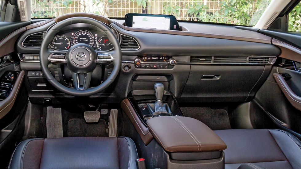 Η ποιότητα των υλικών, της συναρμογής και του φινιρίσματος, καθώς και τα τεχνολογικά χαρακτηριστικά του νέου Mazda CX-30 είναι σε premium επίπεδα. Το infotainment λειτουργεί και με φωνητικές εντολές σ