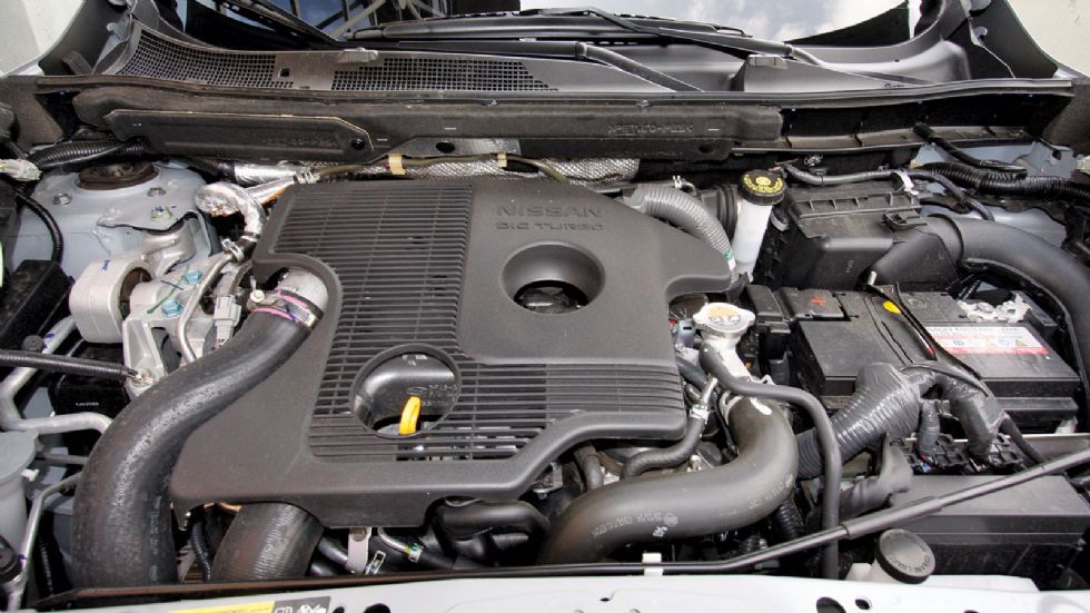 Ο 1.600άρης κινητήρας του Juke NISMO RS παρέχει 218 ίππους και ξεσπά κυρίως από τις 3.500 σ.α.λ. και πάνω. Το 6άρι κιβώτιο έχει κοντή κλιμάκωση και ηδονικό κούμπωμα.