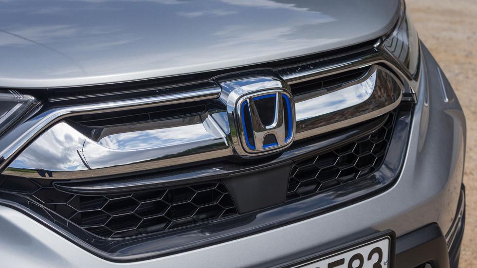 Το έμβλημα της Honda με το μπλε περίγραμμα και η επιγραφή e:HEV το κάνουν να ξεχωρίζει από τις άλλες εκδόσεις.