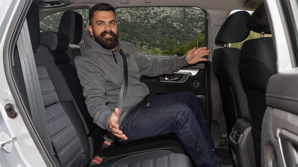 Βασιλικοί οι χώροι του CR-V μπορούν να φιλοξενήσουν άνετα 5 ενήλικους επιβάτες. ¶ξιος και ο χώρος αποσκευών στα 497 λίτρα.