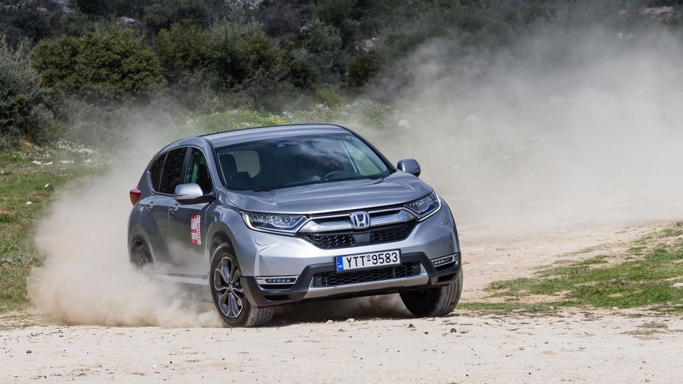 Το CR-V κινείται εκτός δρόμου σαν να βρίσκεται στο σπίτι του. Αρωγοί, τα 200 χλστ. από το έδαφος και η μόνιμη AWD τετρακίνηση.