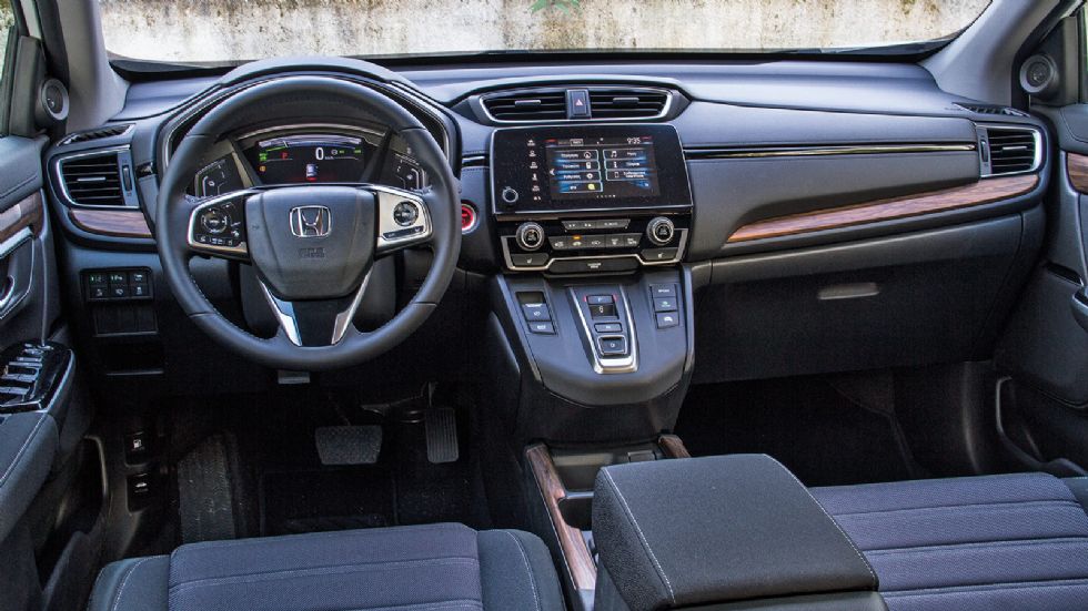 Το ευρύχωρο και πρακτικό εσωτερικό του CR-V αποτελείται κυρίως από καλοφινιρισμένα πλαστικά με τη συναρμογή να είναι πολύ υψηλού επιπέδου.	