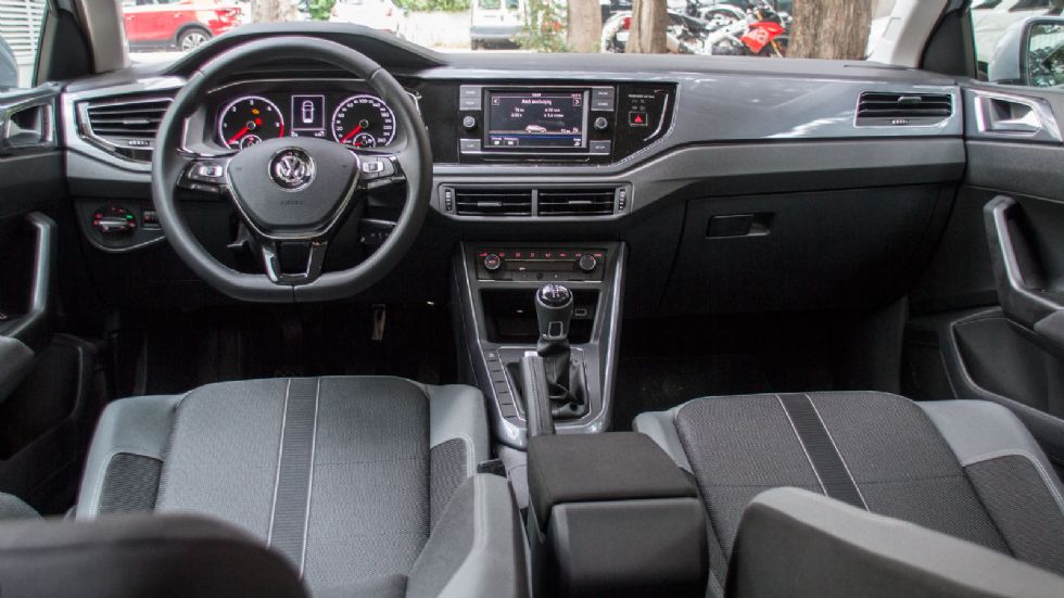 Το VW Polo αποτελεί ορόσημο της ποιότητας για την κατηγορία έχοντας μάλιστα μια premium αύρα. Ο διάκοσμος είναι λιτός, αλλά επικρατεί η άψογη συναρμογή και η στιβαρότητα του συνόλου.