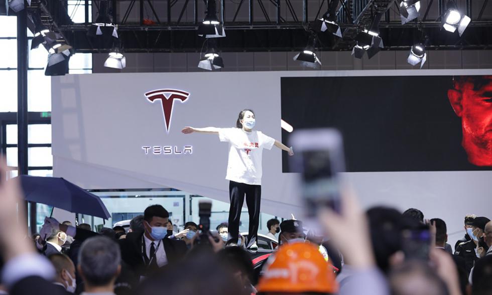 Χαμός στο περίπτερο της Tesla στη Σαγκάη (+video)