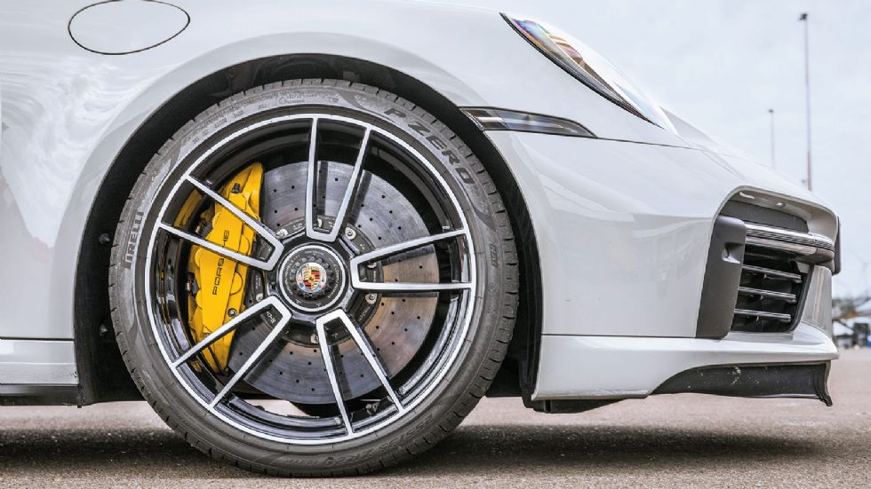 Τα Pirelli φέρουν αναγνωριστικό ταυτότητας για την Porsche και τα νιώθεις σαν semi-slick. Τα φρένα ανθεκτικά και ακριβή.