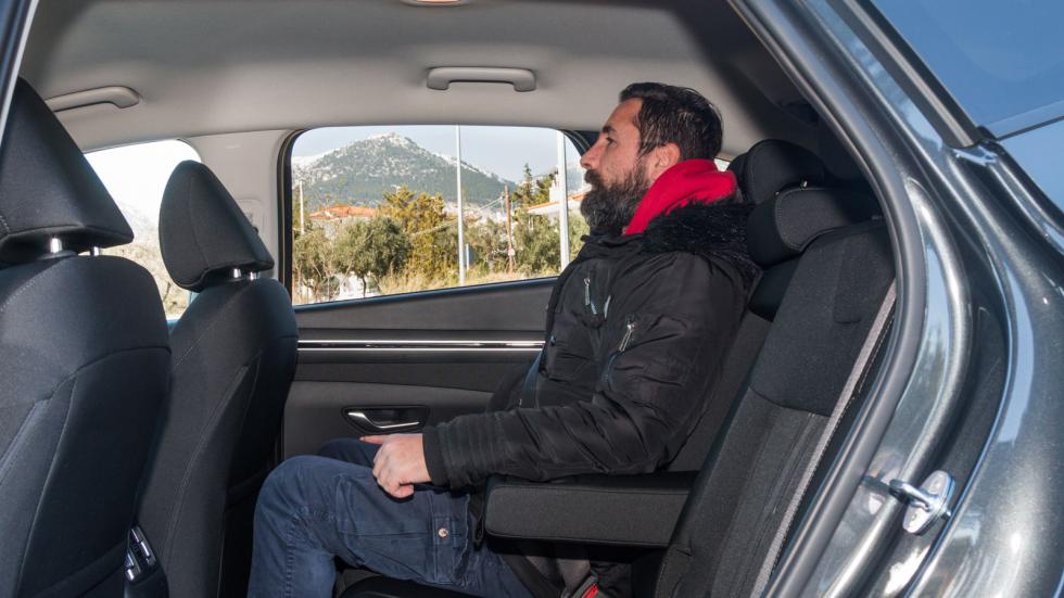 Πέρα από την φαρδιά καμπίνα των 1.410 χιλιοστών bonus άνεσης στο πίσω μέρος του Hyundai Tucson είναι και η δυνατότητα ρύθμισης της κλίσης της πλάτης τους.