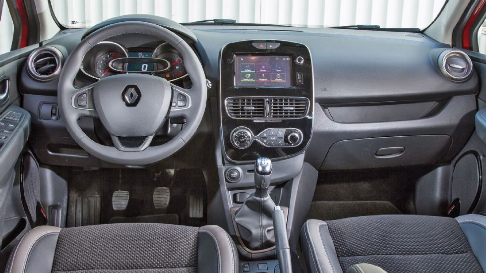 Έξω από τα συνηθισμένα το ταμπλό του Renault Clio, που ξεχωρίζει σχεδιαστικά με τη minimal αισθητική. Η ποιότητα των υλικών είναι παραπάνω από ικανοποιητική, ενώ στην ανανεωμένη έκδοση το φινίρισμα εί