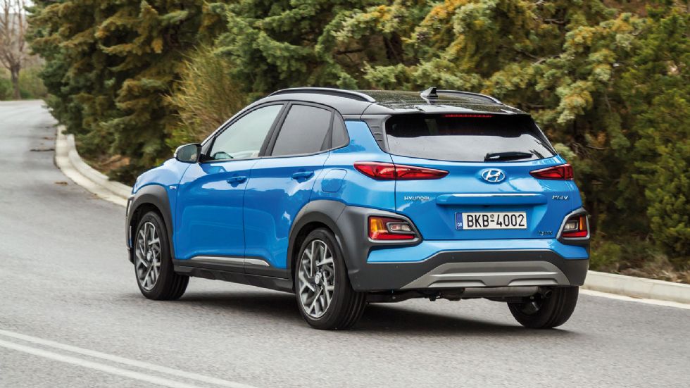 Το πιο σφιχτό setup του Hyundai Kona Hybrid περιορίζει ελαφρώς τα επίπεδα άνεσης, διαχειρίζεται ωστόσο καλύτερα το επιπλέον βάρος του αμαξώματος.