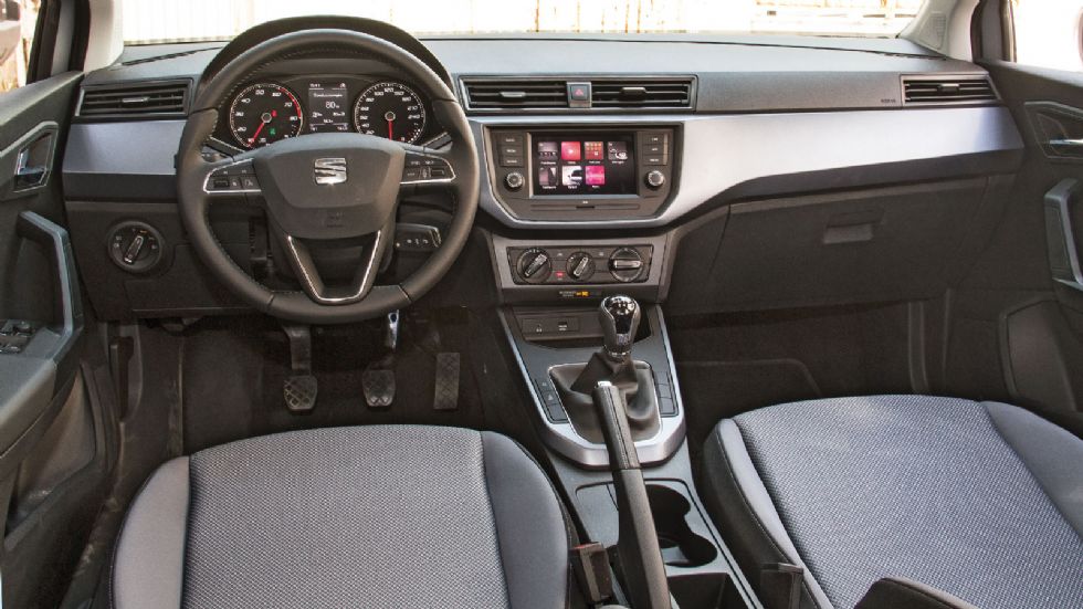 Μοντέρνο, γεροδεμένο και αρκούντως ευρύχωρο το εσωτερικό του SEAT Arona, το οποίο ουσιαστικά είναι ίδιο και στις δύο εκδόσεις.