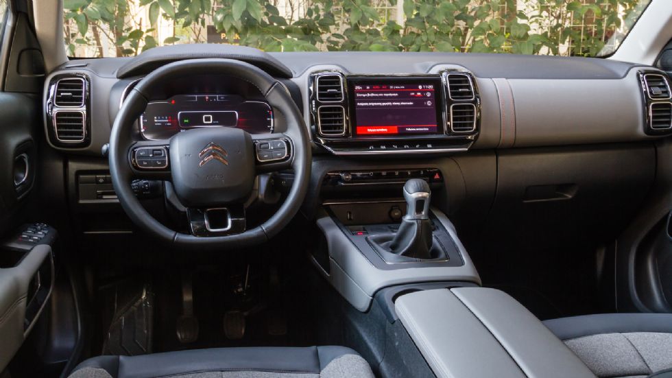 Το Citroen C5 Aircross ξεχωρίζει για την σχεδίαση του εσωτερικού του και την πανοραμική θέση οδήγησης. Εξαιρετικά άνετα τα Advanced Comfort καθίσματα-πολυθρόνες. Το συρόμενο πίσω κάθισμα τονίζει την π