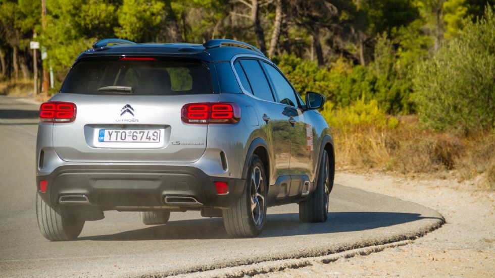 Το Citroen C5 Aircross χάρη στα υδραυλικά στοπ της ανάρτησης και στα Advanced-Comfort καθίσματα-πολυθρόνες, προσφέρει κορυφαία άνεση ισοπεδώνοντας κυριολεκτικά κάθε ανωμαλία του δρόμου. Κορυφαία η από